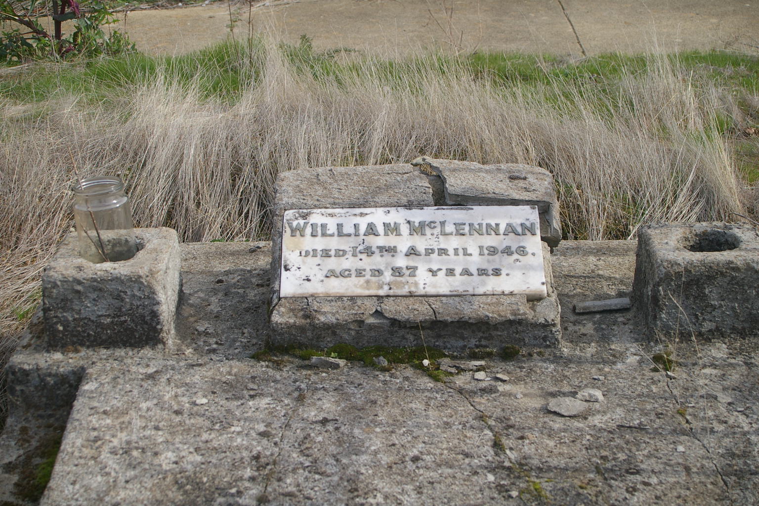 Photo of headstones/William McLennan d1946 hdstn Creswick